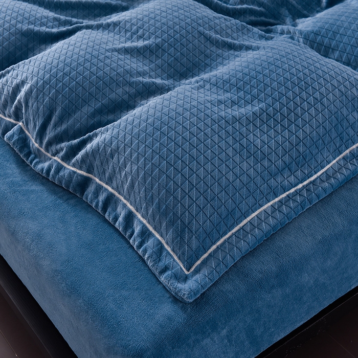 91家纺网 家纺一手货源 找家纺 印季家纺 2025新款华夫格三角格牛奶绒四件套 蓝灰