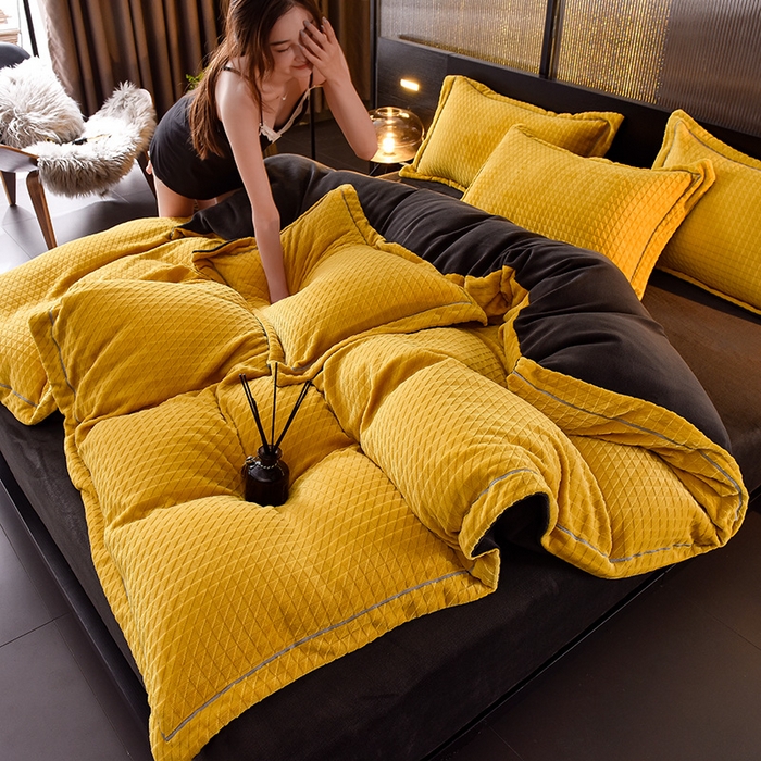 91家纺网 家纺一手货源 找家纺 印季家纺 2025新款华夫格三角格牛奶绒四件套 姜黄-灰