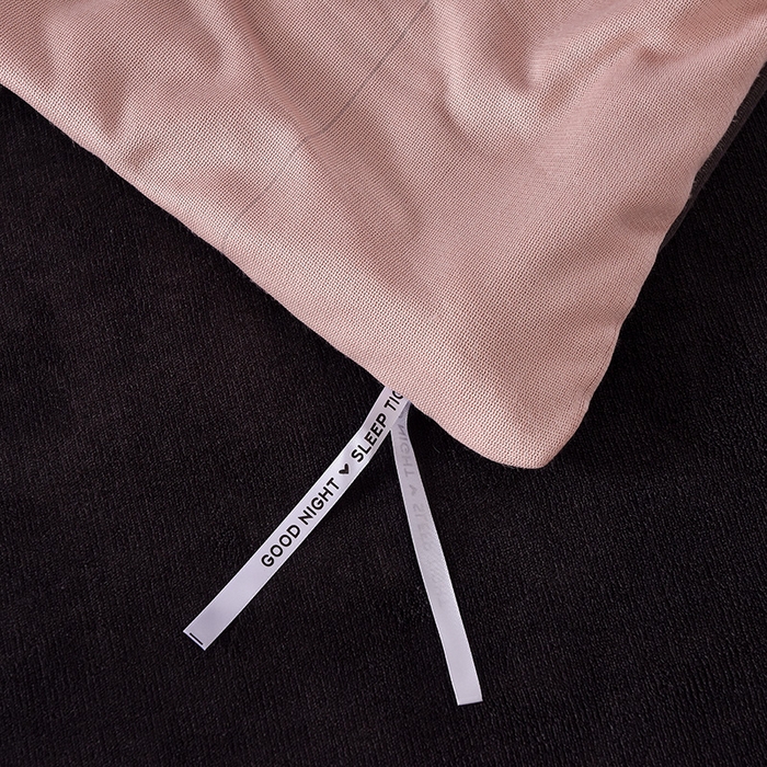 91家纺网 家纺一手货源 找家纺 印季家纺 2025新款华夫格三角格牛奶绒四件套 豆沙-灰