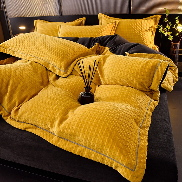 91家纺网 家纺一手货源 找家纺 印季家纺 2025新款华夫格三角格牛奶绒四件套 姜黄-灰