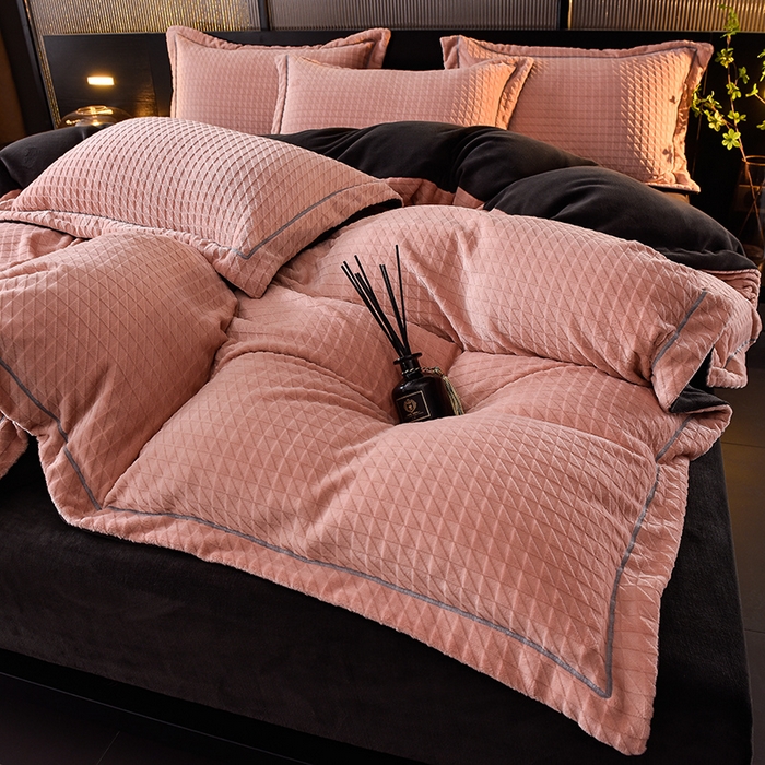 91家纺网 家纺一手货源 找家纺 印季家纺 2025新款华夫格三角格牛奶绒四件套 豆沙-灰