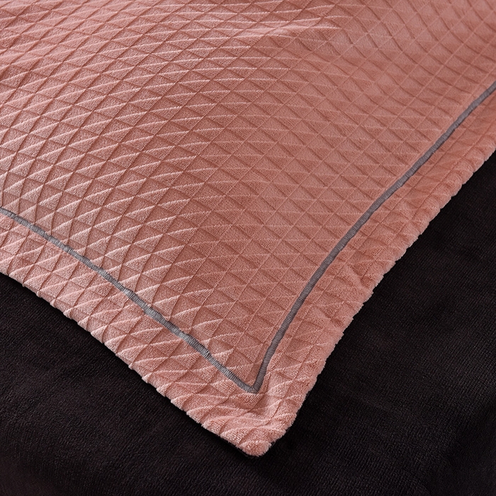 91家纺网 家纺一手货源 找家纺 印季家纺 2025新款华夫格三角格牛奶绒四件套 豆沙-灰