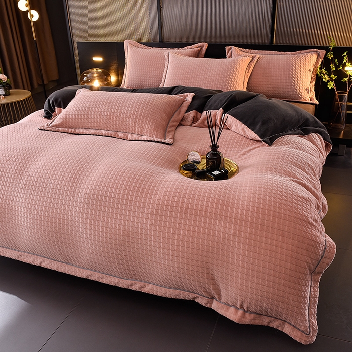 91家纺网 家纺一手货源 找家纺 印季家纺 2025新款华夫格三角格牛奶绒四件套 豆沙-灰