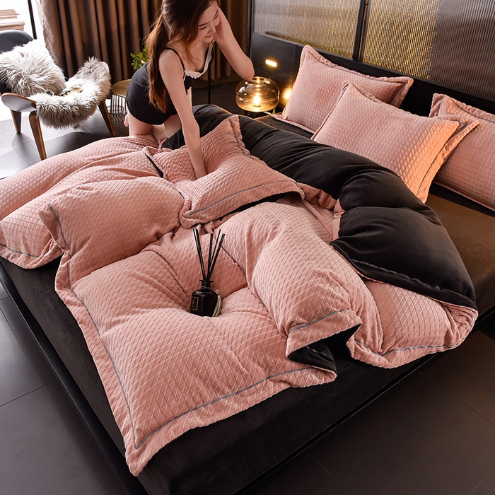 91家纺网 家纺一手货源 找家纺 印季家纺 2025新款华夫格三角格牛奶绒四件套 豆沙-灰