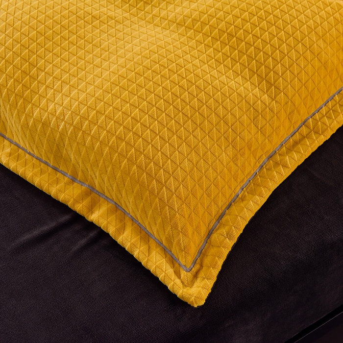 91家纺网 家纺一手货源 找家纺 印季家纺 2025新款华夫格三角格牛奶绒四件套 姜黄-灰