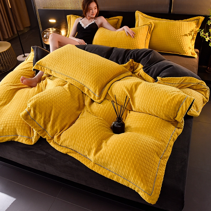 91家纺网 家纺一手货源 找家纺 印季家纺 2025新款华夫格三角格牛奶绒四件套 姜黄-灰