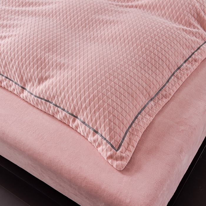 91家纺网 家纺一手货源 找家纺 印季家纺 2025新款华夫格三角格牛奶绒四件套 嫩粉