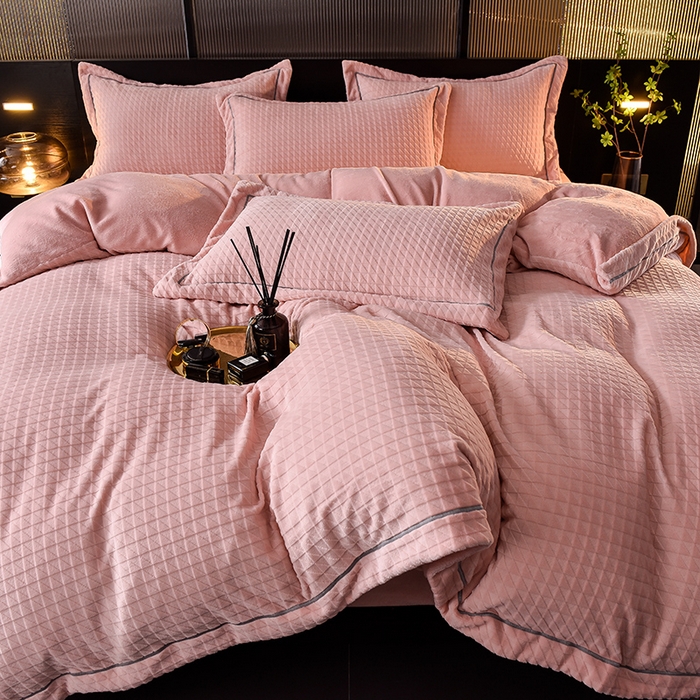 91家纺网 家纺一手货源 找家纺 印季家纺 2025新款华夫格三角格牛奶绒四件套 嫩粉