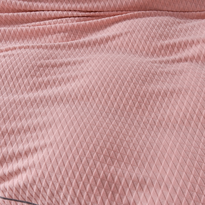 91家纺网 家纺一手货源 找家纺 印季家纺 2025新款华夫格三角格牛奶绒四件套 嫩粉