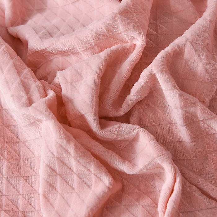 91家纺网 家纺一手货源 找家纺 印季家纺 2025新款华夫格三角格牛奶绒四件套 嫩粉