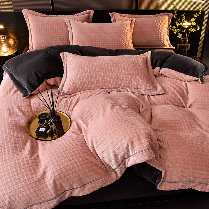 91家纺网 家纺一手货源 找家纺 印季家纺 2025新款华夫格三角格牛奶绒四件套 豆沙-灰