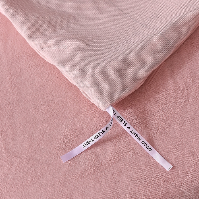 91家纺网 家纺一手货源 找家纺 印季家纺 2025新款华夫格三角格牛奶绒四件套 嫩粉