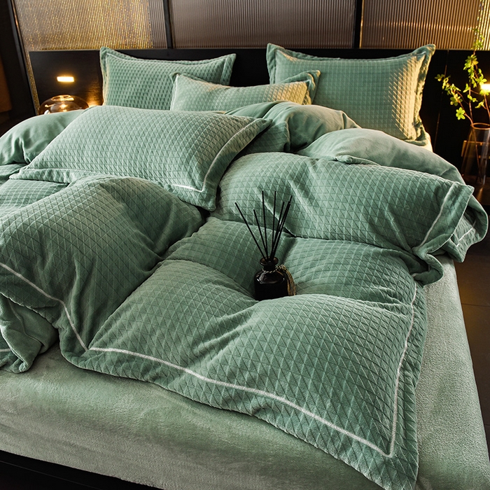 91家纺网 家纺一手货源 找家纺 印季家纺 2025新款华夫格三角格牛奶绒四件套 湖绿