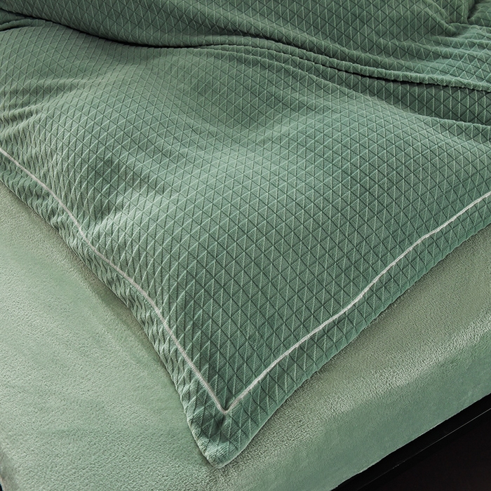 91家纺网 家纺一手货源 找家纺 印季家纺 2025新款华夫格三角格牛奶绒四件套 湖绿