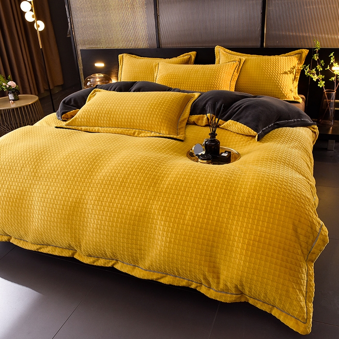 91家纺网 家纺一手货源 找家纺 印季家纺 2025新款华夫格三角格牛奶绒四件套 姜黄-灰