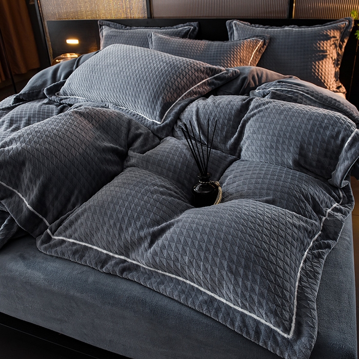 91家纺网 家纺一手货源 找家纺 印季家纺 2025新款华夫格三角格牛奶绒四件套 紫灰