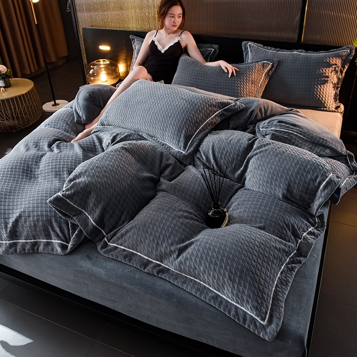 91家纺网 家纺一手货源 找家纺 印季家纺 2025新款华夫格三角格牛奶绒四件套 紫灰