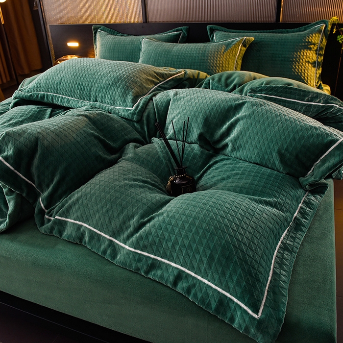 91家纺网 家纺一手货源 找家纺 印季家纺 2025新款华夫格三角格牛奶绒四件套 墨绿
