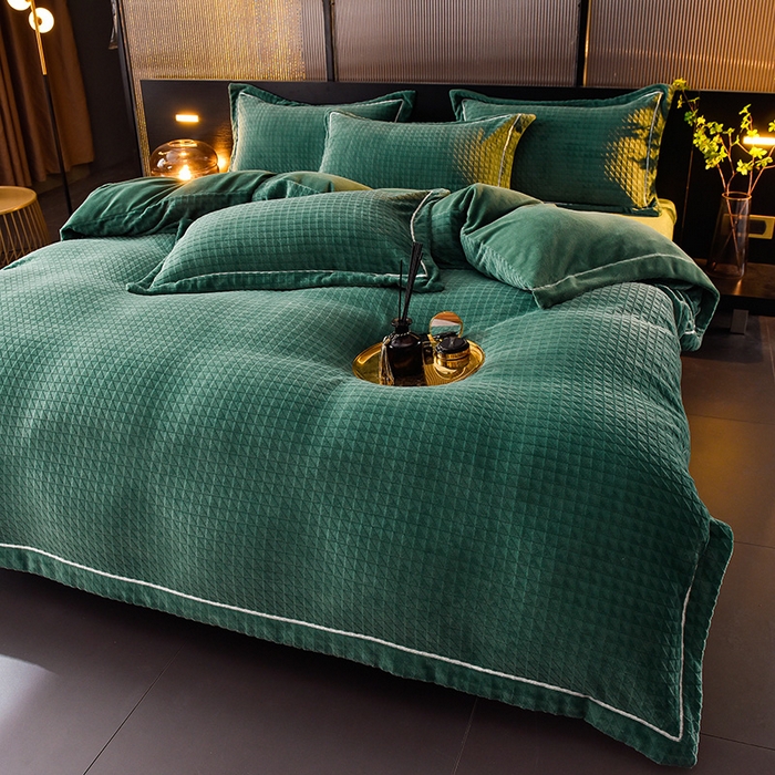 91家纺网 家纺一手货源 找家纺 印季家纺 2025新款华夫格三角格牛奶绒四件套 墨绿