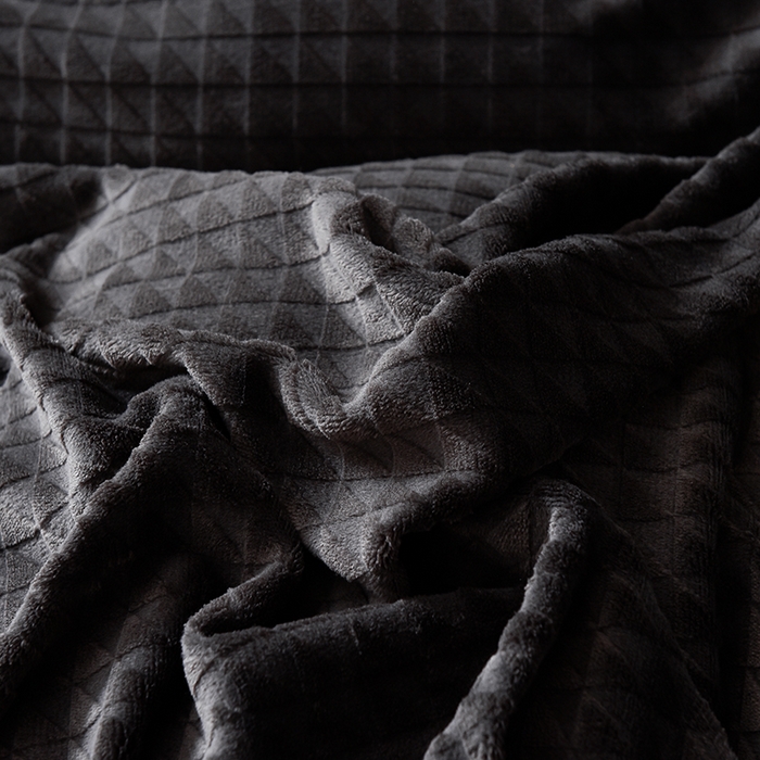 91家纺网 家纺一手货源 找家纺 印季家纺 2025新款华夫格三角格牛奶绒四件套 深灰