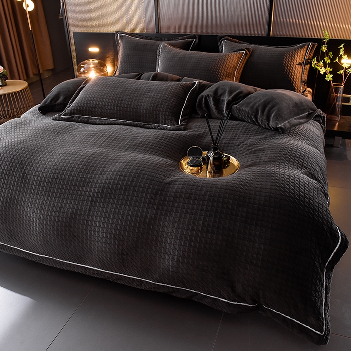 91家纺网 家纺一手货源 找家纺 印季家纺 2025新款华夫格三角格牛奶绒四件套 深灰