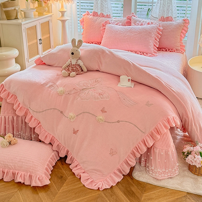 91家纺网 家纺一手货源 找家纺 （总）唐人居 2025新款高克重牛奶绒花边夹棉四件套-蝴蝶纷飞