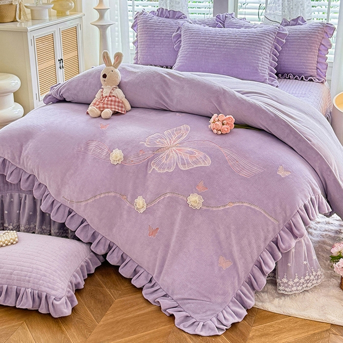 91家纺网 家纺一手货源 找家纺 （总）唐人居 2025新款高克重牛奶绒花边夹棉四件套-蝴蝶纷飞