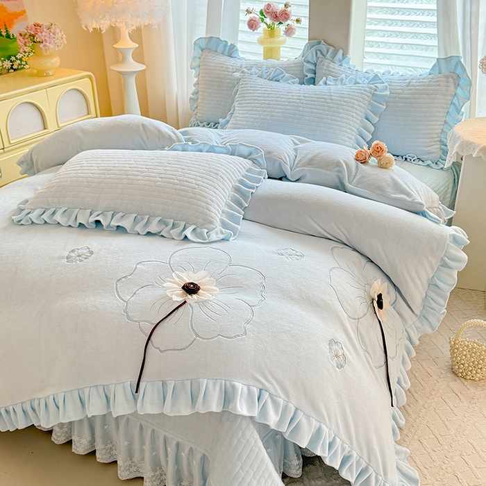 91家纺网 家纺一手货源 找家纺 唐人居 2025新款高克重牛奶绒立体绣花床盖四件套-芬芳 芬芳-浅蓝