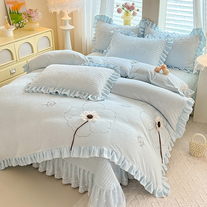 91家纺网 家纺一手货源 找家纺 唐人居 2025新款高克重牛奶绒立体绣花床盖四件套-芬芳 芬芳-浅蓝
