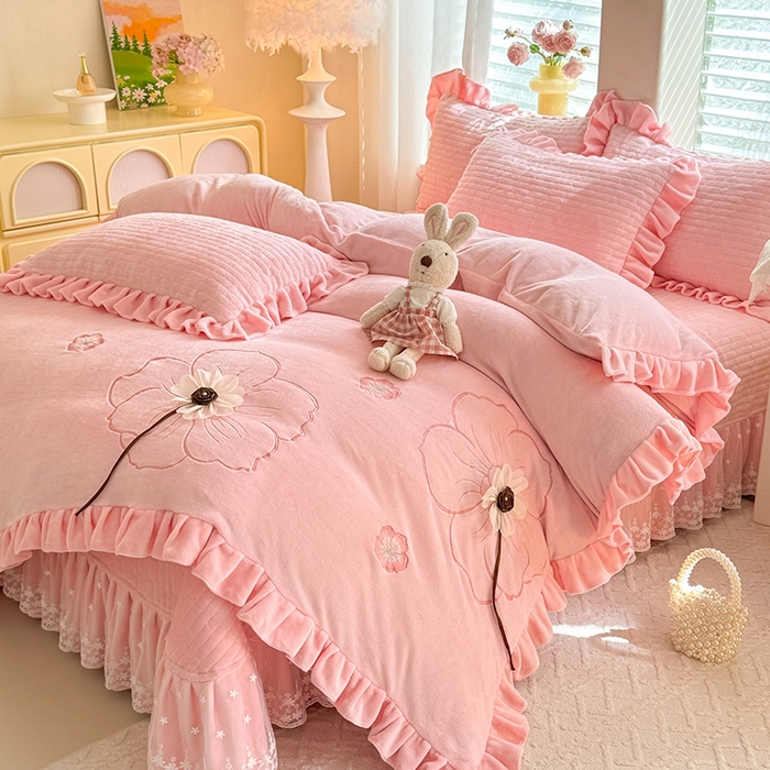91家纺网 家纺一手货源 找家纺 唐人居 2025新款高克重牛奶绒立体绣花床盖四件套-芬芳 芬芳-粉色