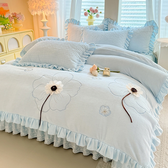 91家纺网 家纺一手货源 找家纺 唐人居 2025新款高克重牛奶绒立体绣花床盖四件套-芬芳 芬芳-浅蓝