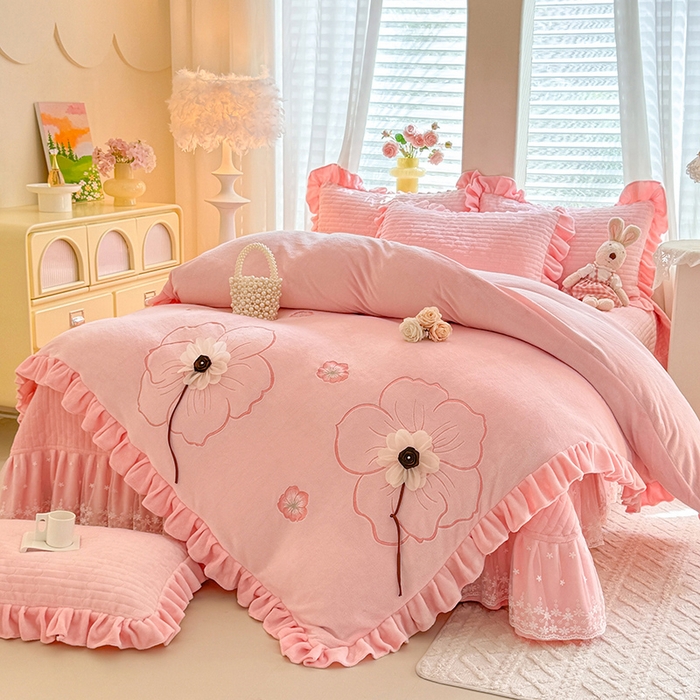 91家纺网 家纺一手货源 找家纺 唐人居 2025新款高克重牛奶绒立体绣花床盖四件套-芬芳 芬芳-粉色