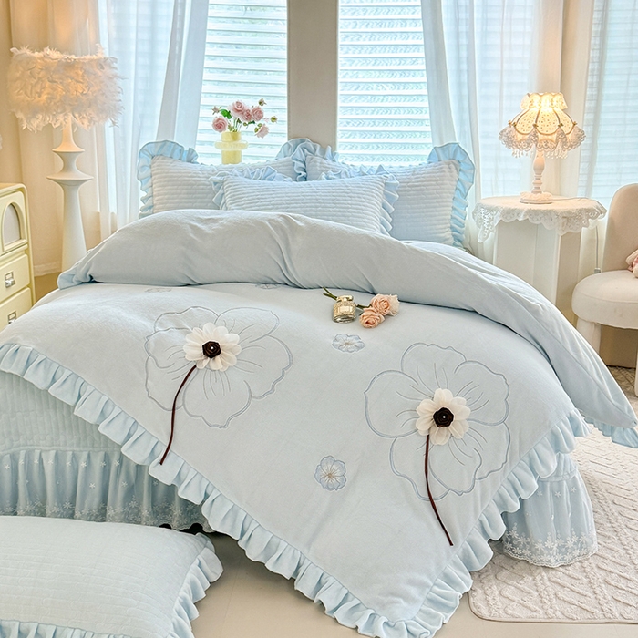 91家纺网 家纺一手货源 找家纺 唐人居 2025新款高克重牛奶绒立体绣花床盖四件套-芬芳 芬芳-浅蓝