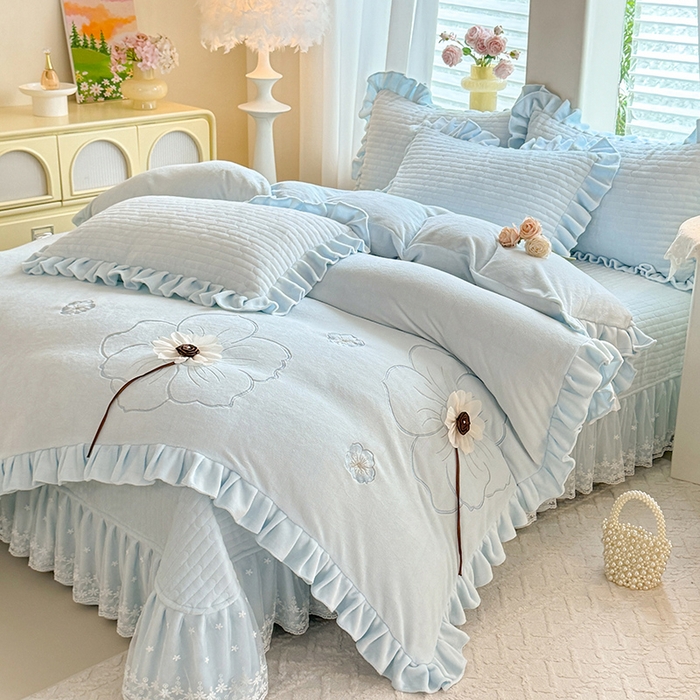 91家纺网 家纺一手货源 找家纺 唐人居 2025新款高克重牛奶绒立体绣花床盖四件套-芬芳 芬芳-浅蓝