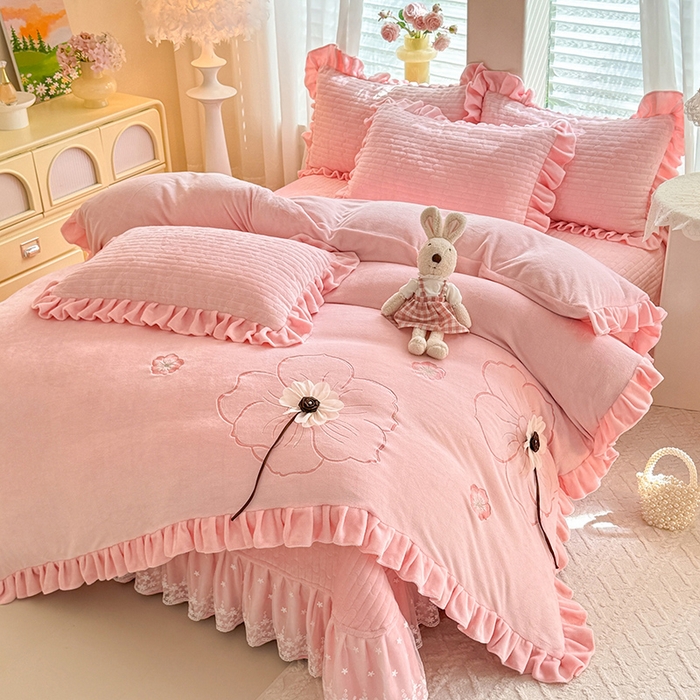 91家纺网 家纺一手货源 找家纺 唐人居 2025新款高克重牛奶绒立体绣花床盖四件套-芬芳 芬芳-粉色