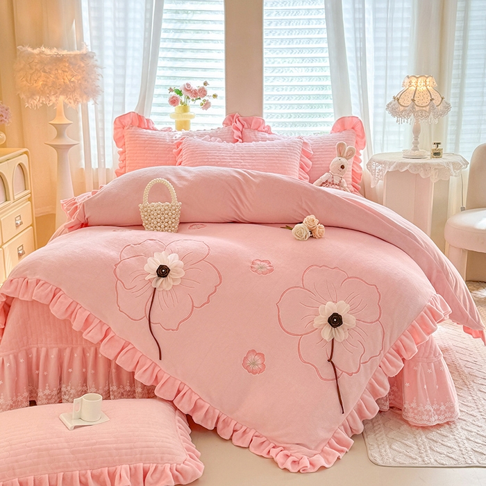 91家纺网 家纺一手货源 找家纺 唐人居 2025新款高克重牛奶绒立体绣花床盖四件套-芬芳 芬芳-粉色