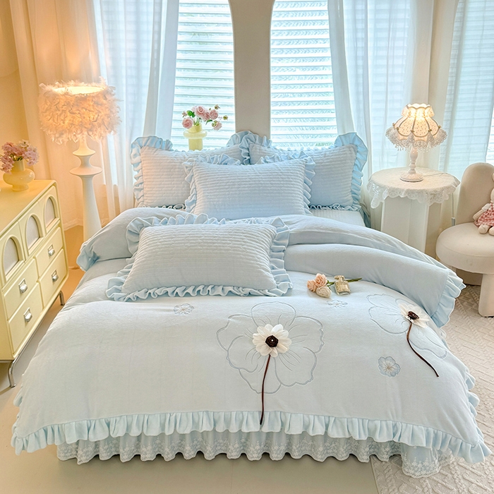91家纺网 家纺一手货源 找家纺 唐人居 2025新款高克重牛奶绒立体绣花床盖四件套-芬芳 芬芳-浅蓝