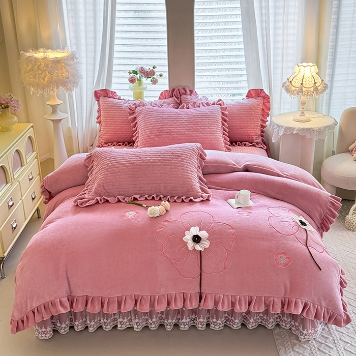 91家纺网 家纺一手货源 找家纺 唐人居 2025新款高克重牛奶绒立体绣花床盖四件套-芬芳 芬芳-豆沙