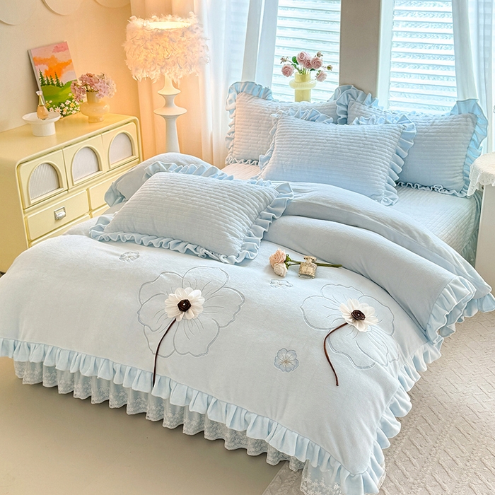 91家纺网 家纺一手货源 找家纺 唐人居 2025新款高克重牛奶绒立体绣花床盖四件套-芬芳 芬芳-浅蓝