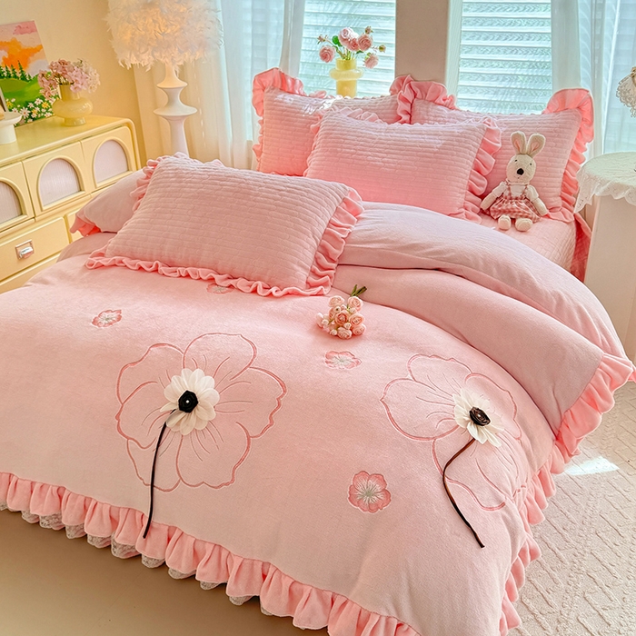 91家纺网 家纺一手货源 找家纺 唐人居 2025新款高克重牛奶绒立体绣花床盖四件套-芬芳 芬芳-粉色