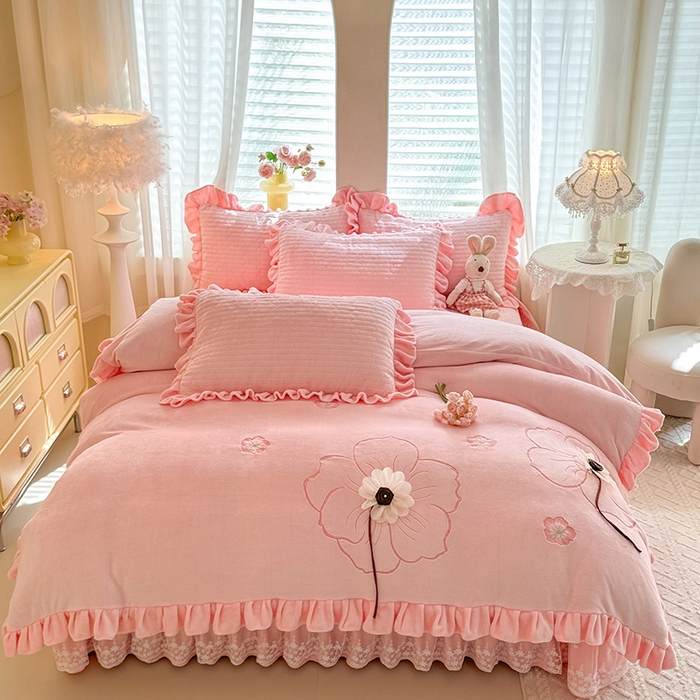 91家纺网 家纺一手货源 找家纺 唐人居 2025新款高克重牛奶绒立体绣花床盖四件套-芬芳 芬芳-粉色
