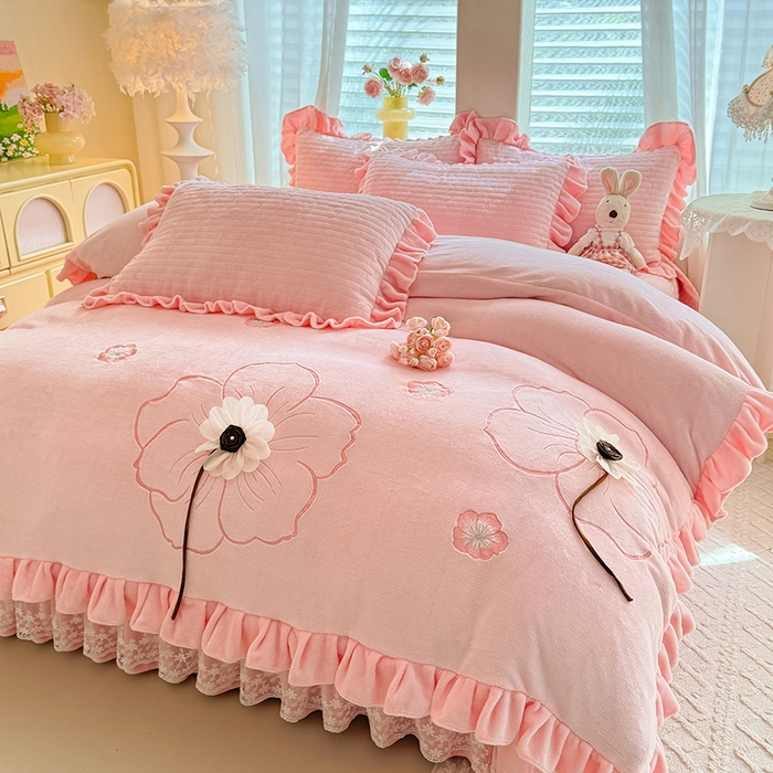 91家纺网 家纺一手货源 找家纺 唐人居 2025新款高克重牛奶绒立体绣花床盖四件套-芬芳 芬芳-粉色
