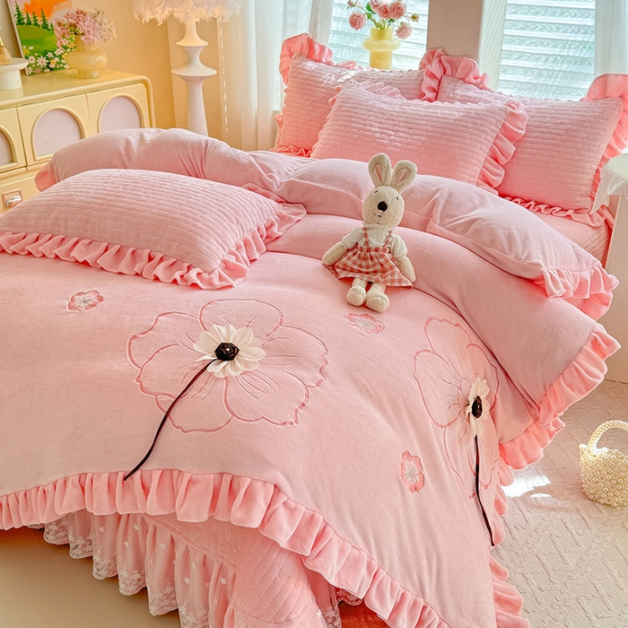 91家纺网 家纺一手货源 找家纺 唐人居 2025新款高克重牛奶绒立体绣花床盖四件套-芬芳 芬芳-粉色