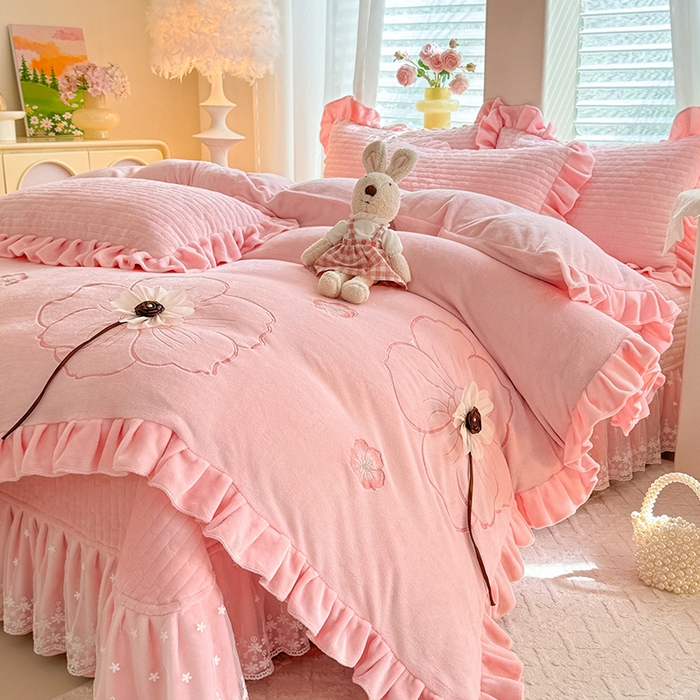 91家纺网 家纺一手货源 找家纺 唐人居 2025新款高克重牛奶绒立体绣花床盖四件套-芬芳 芬芳-粉色