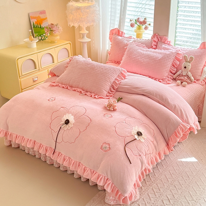 91家纺网 家纺一手货源 找家纺 唐人居 2025新款高克重牛奶绒立体绣花床盖四件套-芬芳 芬芳-粉色