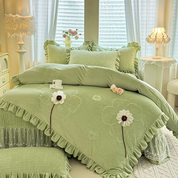 91家纺网 家纺一手货源 找家纺 唐人居 2025新款高克重牛奶绒立体绣花床盖四件套-芬芳 芬芳-草绿
