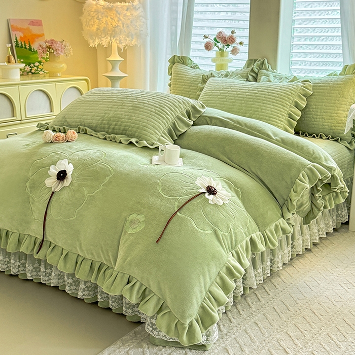 91家纺网 家纺一手货源 找家纺 唐人居 2025新款高克重牛奶绒立体绣花床盖四件套-芬芳 芬芳-草绿