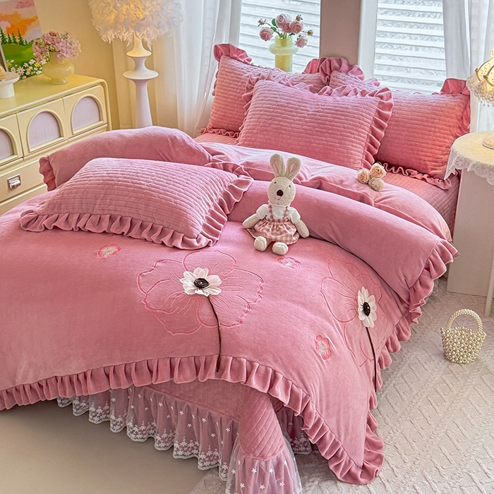 91家纺网 家纺一手货源 找家纺 唐人居 2025新款高克重牛奶绒立体绣花床盖四件套-芬芳 芬芳-豆沙