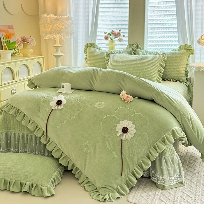 91家纺网 家纺一手货源 找家纺 唐人居 2025新款高克重牛奶绒立体绣花床盖四件套-芬芳 芬芳-草绿