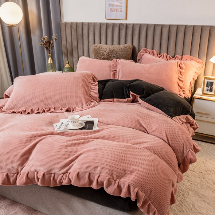 91家纺网 家纺一手货源 找家纺 印季家纺 2025新款华夫格牛奶绒花边四件套 豆沙-灰